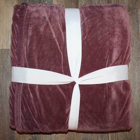 NWT UGG PLUSH SHERPA LINED THROW DUSTY ROSE 50 X 70 - Picture 4 of 4